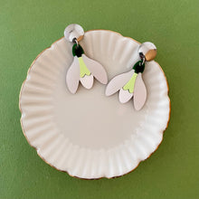 Lataa kuva Galleria-katseluun, Snowdrop Earrings
